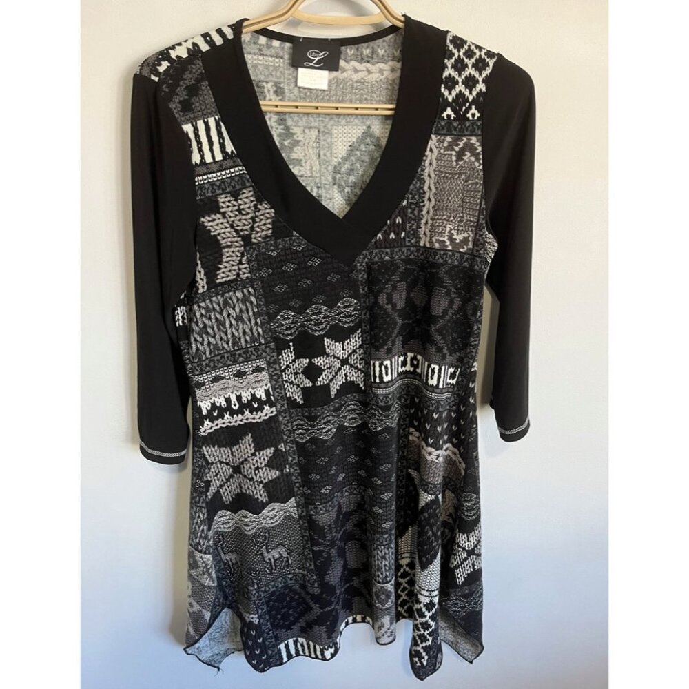 Elegant Black and White Patterned Women's Tunic